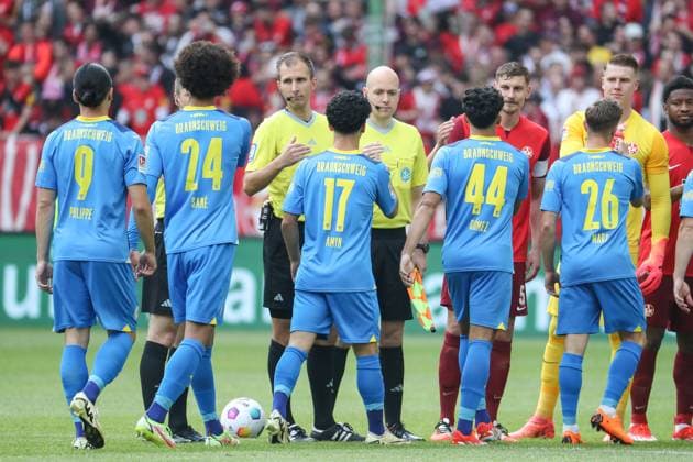 19 05 2024, xusrbx, Soccer 2 Bundesliga, 1 FC Kaiserslautern Eintracht Braunschweig emspor, v l the players of Eintracht Braunschweig, before the match, Florian Heft referee , DFL DFB REGULATIONS PROHIBIT ANY USE OF PHOTOGRAPHS as IMAGE SEQUENCES and or QUASI VIDEO Kaiserslautern