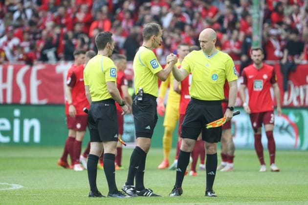 19 05 2024, xusrbx, Soccer 2 Bundesliga, 1 FC Kaiserslautern Eintracht Braunschweig emspor, v l Florian Heft Referee , Lukas Benen SR A 1 , Fynn Kohn SR A 2 , DFL DFB REGULATIONS PROHIBIT ANY USE OF PHOTOGRAPHS as IMAGE SEQUENCES and or QUASI VIDEO Kaiserslautern