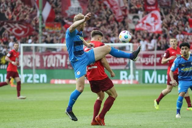 19 05 2024, xusrbx, Soccer 2 Bundesliga, 1 FC Kaiserslautern Eintracht Braunschweig emspor, v l Sebastian Griesbeck Eintracht Braunschweig, 33 , Daniel Hanslik 1 FC Kaiserslautern, 19 , DFL DFB REGULATIONS PROHIBIT ANY USE OF PHOTOGRAPHS as IMAGE SEQUENCES and or QUASI VIDEO Kaiserslautern