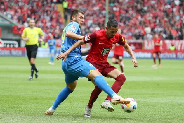 19 05 2024, xusrbx, Soccer 2 Bundesliga, 1 FC Kaiserslautern Eintracht Braunschweig emspor, v l Jannis Nikolaou Eintracht Braunschweig, 4 , Kenny Prince Redondo 1 FC Kaiserslautern,c 11 , DFL DFB REGULATIONS PROHIBIT ANY USE OF PHOTOGRAPHS as IMAGE SEQUENCES and or QUASI VIDEO Kaiserslautern