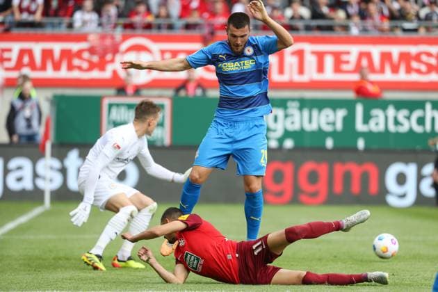 19 05 2024, xusrbx, Soccer 2 Bundesliga, 1 FC Kaiserslautern Eintracht Braunschweig emspor, v l Ron Thorben Hoffmann Eintracht Braunschweig, 1 ,Hasan Kurucay Eintracht Braunschweig, 29 , Kenny Prince Redondo 1 FC Kaiserslautern,c 11 , Strafraum, Strafraumszene, DFL DFB REGULATIONS PROHIBIT ANY USE OF PHOTOGRAPHS as IMAGE SEQUENCES and or QUASI VIDEO Kaiserslautern