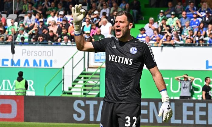19 05 2024 Soccer Season 2023 2024 2 Soccer Bundesliga 34 Matchday SpVgg Greuther Fürth Kleeblatt FC Schalke 04 Sportfoto Zink xwoxzix DFL regulations prohibit any use of photographs as image sequences and or quasi video only for editorial use Marius Müller Mueller 32, FC Schalke 04 S04 ruft schreit brüllt