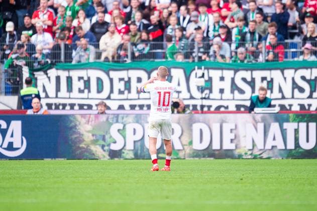 19 05 2024 Soccer, 2023 2024, 2 Bundesliga, Matchday 34, Hannover 96 Holstein Kiel Lewis Holtby Kiel cheers after his goal to 0 1 DFL REGULATIONS PROHIBIT ANY USE OF PHOTOGRAPHS AS IMAGE SEQUENCES AND OR QUASI VIDEO