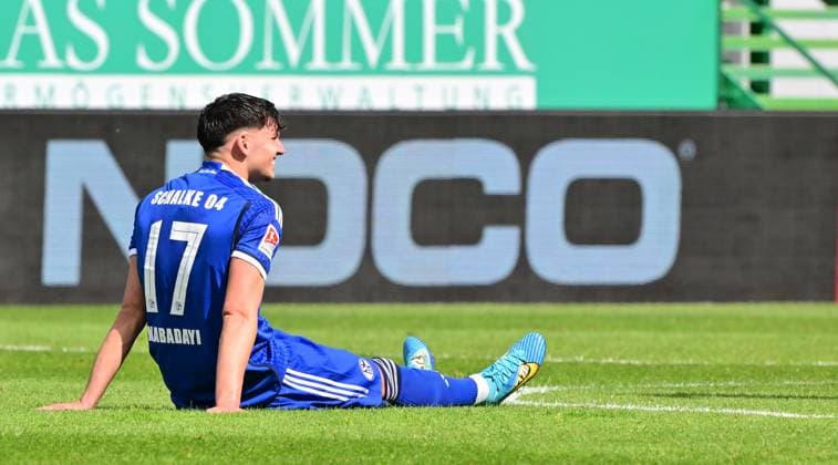 19 05 2024 Soccer season 2023 2024 2 Soccer Bundesliga 34 Matchday SpVgg Greuther Fürth Kleeblatt FC Schalke 04 Sportfoto Zink MeZi xmexzix DFL regulations prohibit any use of photographs as image sequences and or quasi video only for editorial use Yusuf Kabadayi 17, FC Schalke 04 S04 battered on the ground disappointed disappointment