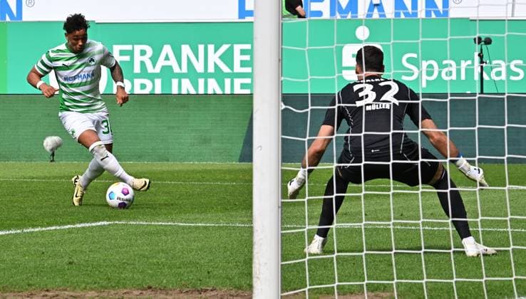 19 05 2024 Soccer Season 2023 2024 2 Soccer Bundesliga 34 Matchday SpVgg Greuther Fürth Kleeblatt FC Schalke 04 Sportfoto Zink xwoxzix DFL regulations prohibit any use of photographs as image sequences and or quasi video only for editorial use Armindo Sieb 30, SpVgg Greuther Fürth Marius Müller Mueller 32, FC Schalke 04 S04