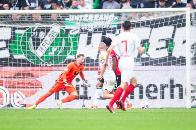 19 05 2024 Soccer, 2023 2024, 2 Bundesliga, Matchday 34, Hannover 96 Holstein Kiel M Lewis Holtby Kiel scores the goal to 0 1 in front of Ron Robert Zieler Hannover DFL REGULATIONS PROHIBIT ANY USE OF PHOTOGRAPHS AS IMAGE SEQUENCES AND OR QUASI VIDEO