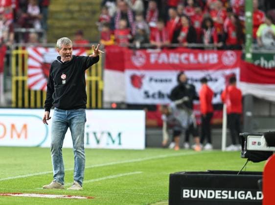 Soccer 2 Bundesliga Season 2023 24 Kaiserslautern Fritz Walter Stadion 20 04 2024 1 FC Kaiserslautern fck Eintracht Braunschweig bs Coach Friedhelm FUNKEL 1 FC Kaiserslautern Soccer 2 Bundesliga 1 FC Kaiserslautern