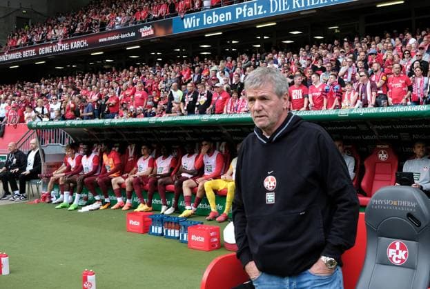 Football 2 Bundesliga Season 2023 24 Kaiserslautern Fritz Walter Stadion 20 04 2024 1 FC Kaiserslautern fck Eintracht Braunschweig bs Last home for coach Friedhelm FUNKEL 1 FC Kaiserslautern Football 2 Bundesliga 1 FC Kaiserslautern