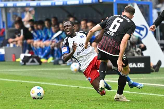 GER 2 FBL,, Hamburger SV vs 1 FC Nuernberg 19 05 2024, Volksparkstadion, Hamburg, GER 2 FBL, Hamburger SV vs 1 FC Nuernberg in the picture Jean Luc Dompe Hamburg 27 tries to assert himself against Florian Flick Nuernberg 06 nordphotoxGmbH xWitke nph00002