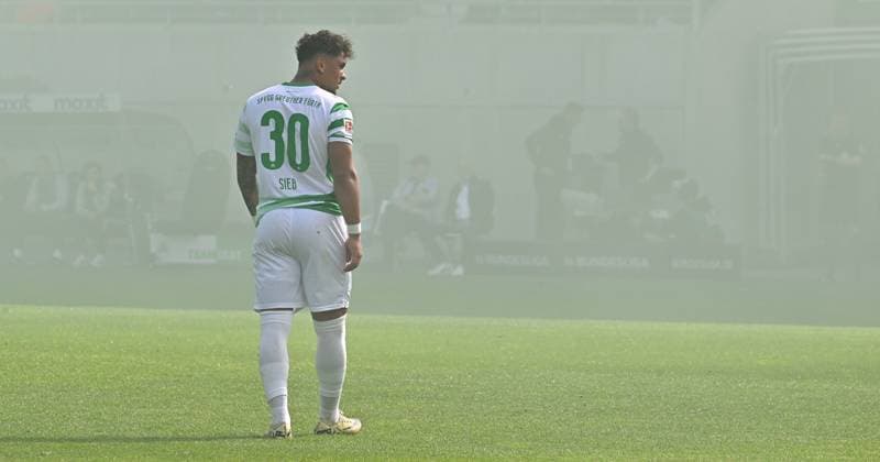 19 05 2024 Soccer Season 2023 2024 2 Soccer Bundesliga 34 Matchday SpVgg Greuther Fürth Kleeblatt FC Schalke 04 Sportfoto Zink xwoxzix DFL regulations prohibit any use of photographs as image sequences and or quasi video only for editorial use Armindo Sieb 30, SpVgg Greuther Fürth Spielunterbrechung da Greuterfürthfans Fans Fanblock Kleeblattfans Greutherfans Pyro Pyrotechnik Bengalos Bengalfackel Rauch abbrennen