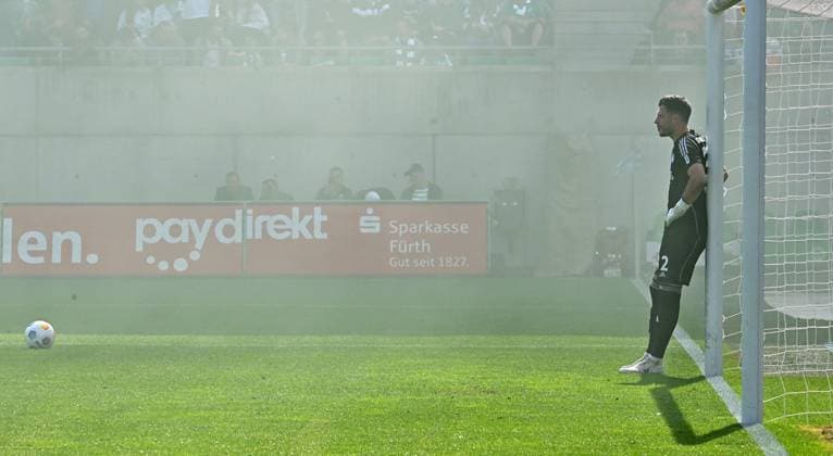 19 05 2024 Soccer Season 2023 2024 2 Soccer Bundesliga 34 Matchday SpVgg Greuther Fürth Kleeblatt FC Schalke 04 Sportfoto Zink xwoxzix DFL regulations prohibit any use of photographs as image sequences and or quasi video only for editorial use Marius Müller Mueller 32, FC Schalke 04 S04 Match interruption because Greuterfürthfans Fans Fanblock Kleeblattfans Greutherfans Pyro Pyrotechnics Bengalos Bengal torches Burning smoke