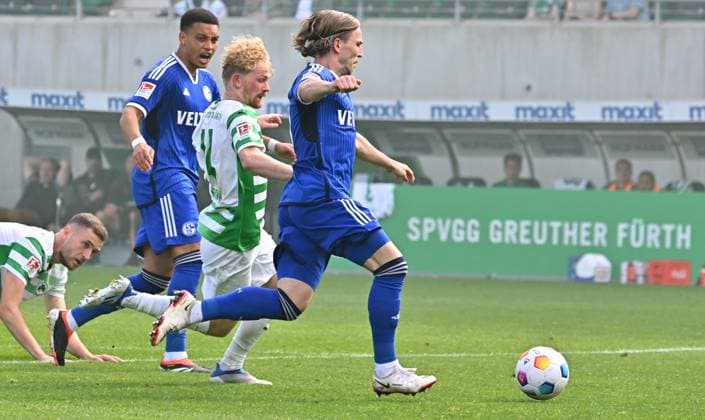 19 05 2024 Soccer Season 2023 2024 2 Soccer Bundesliga 34 Matchday SpVgg Greuther Fürth Kleeblatt FC Schalke 04 Sportfoto Zink xwoxzix DFL regulations prohibit any use of photographs as image sequences and or quasi video only for editorial use Steven Ako Van der Sloot 51, FC Schalke 04 S04 Jomaine Consbruch 14, SpVgg Greuther Fürth Lino Tempelmann 10, FC Schalke 04 S04