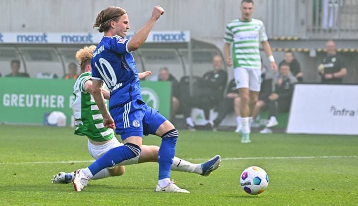 19 05 2024 Soccer Season 2023 2024 2 Soccer Bundesliga 34 Matchday SpVgg Greuther Fürth Kleeblatt FC Schalke 04 Sportfoto Zink xwoxzix DFL regulations prohibit any use of photographs as image sequences and or quasi video only for editorial use Lino Tempelmann 10, FC Schalke 04 S04 before Jomaine Consbruch 14, SpVgg Greuther Fürth