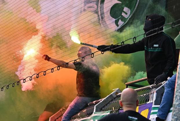 19 05 2024 Soccer Season 2023 2024 2 Soccer Bundesliga 34 Matchday SpVgg Greuther Fürth Kleeblatt FC Schalke 04 Sportfoto Zink xwoxzix DFL regulations prohibit any use of photographs as image sequences and or quasi video only for editorial use Greuterfürthfans Fans Fanblock Kleeblattfans Pyro Pyrotechnics Bengalos Bengalfackel Smoke