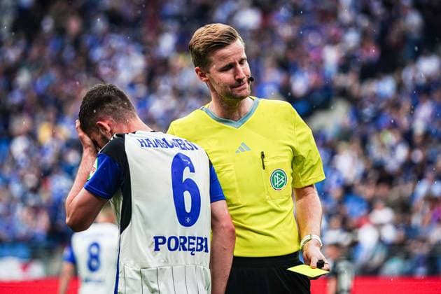 Referee Arne Aarnink shows Lukasz Poreba Hamburger SV, 06 yellow card GER, Hamburger SV vs 1 FC Nuernberg, Football, 2 Bundesliga, Matchday 34, Season 2023 2024, 19 05 2024 DFL REGULATIONS PROHIBIT ANY USE OF PHOTOGRAPHS AS IMAGE SEQUENCES AND OR QUASI VIDEO GER, Hamburger SV vs 1 FC Nuernberg, Football, 2 Bundesliga, Matchday 34, Season 2023 2024, 19 05 2024 Hamburg Copyright: xEibner-Pressefoto MarcelxvonxFehrnx EP_MFN