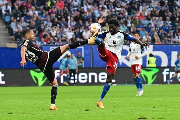 Soccer I Men I 2023 2024 I 2 Bundesliga I 34 Matchday I Hamburger SV 1 FC Nürnberg I 19 5 2024 Football ballet Jan Gyamerah 28, 1 FC Nürnberg and Bakery Jatta 18, Hamburger SV with the high bein Hamburg Volksparkstadion Hamburg Germany Copyright: xLobeca AndreasxHannigx