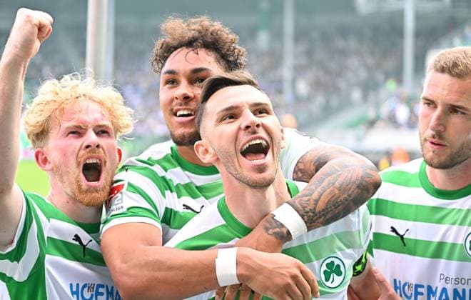 19 05 2024 Fußball Saison 2023 2024 2 Fußball Bundesliga 34 Spieltag SpVgg Greuther Fürth Kleeblatt FC Schalke 04 Sportfoto Zink xwoxzix DFL regulations prohibit any use of photographs as image sequences and or quasi video only for editorial use Torjubel Jubel nach Treffer Torschuß zum 1 0 durch Branimir Hrgota 10 SpVgg Greuther Fürth Jomaine Consbruch 14, SpVgg Greuther Fürth Armindo Sieb 30, SpVgg Greuther Fürth Branimir Hrgota 10 SpVgg Greuther Fürth