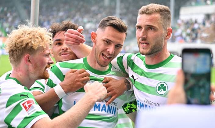 19 05 2024 Fußball Saison 2023 2024 2 Fußball Bundesliga 34 Spieltag SpVgg Greuther Fürth Kleeblatt FC Schalke 04 Sportfoto Zink xwoxzix DFL regulations prohibit any use of photographs as image sequences and or quasi video only for editorial use Torjubel Jubel nach Treffer Torschuß zum 1 0 durch Branimir Hrgota 10 SpVgg Greuther Fürth Jomaine Consbruch 14, SpVgg Greuther Fürth Armindo Sieb 30, SpVgg Greuther Fürth Branimir Hrgota 10 SpVgg Greuther Fürth Dennis Srbeny 7, SpVgg Greuther Fürth