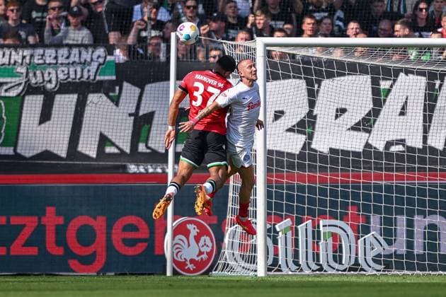 19 05 2024, Football, 2 Bundesliga, Matchday 34 Season 2023 2024, Hannover 96 Holstein Kiel, Brooklyn Kevin Ezeh Hannover96 , Lewis Holtby Holstein Kiel xRHR PHOTO TKx Copyright: RHR-FOTOx RHR-FOTO TK