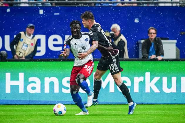 Stephan Ambrosius Hamburger SV, 35 , Erik Wekesser 1 FC Nuernberg, 13 GER, Hamburger SV vs 1 FC Nuernberg, Football, 2 Bundesliga, Matchday 34, Season 2023 2024, 19 05 2024 DFL REGULATIONS PROHIBIT ANY USE OF PHOTOGRAPHS AS IMAGE SEQUENCES AND OR QUASI VIDEO GER, Hamburger SV vs 1 FC Nuernberg, Football, 2 Bundesliga, Matchday 34, Season 2023 2024, 19 05 2024 Hamburg Copyright: xEibner-Pressefoto MarcelxvonxFehrnx EP_MFN