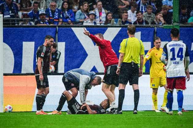 Injury Jan Gyamerah 1 FC Nuernberg, 28 GER, Hamburger SV vs 1 FC Nuernberg, Football, 2 Bundesliga, Matchday 34, Season 2023 2024, 19 05 2024 DFL REGULATIONS PROHIBIT ANY USE OF PHOTOGRAPHS AS IMAGE SEQUENCES AND OR QUASI VIDEO GER, Hamburger SV vs 1 FC Nuernberg, Football, 2 Bundesliga, Matchday 34, Season 2023 2024, 19 05 2024 Hamburg Copyright: xEibner-Pressefoto MarcelxvonxFehrnx EP_MFN