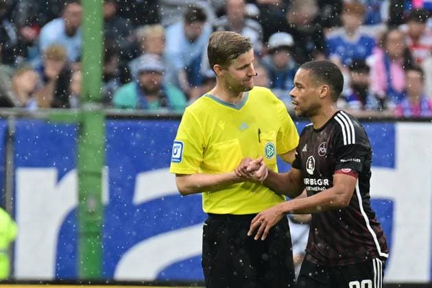Soccer I Men I 2023 2024 I 2 Bundesliga I 34 Matchday I Hamburger SV 1 FC Nürnberg I 19 5 2024 Jan Gyamerah 28, 1 FC Nürnberg says goodbye personally to Dr Arne Aarnink Referee during his substitution Hamburg Volksparkstadion Hamburg Germany Copyright: xLobeca AndreasxHannigx
