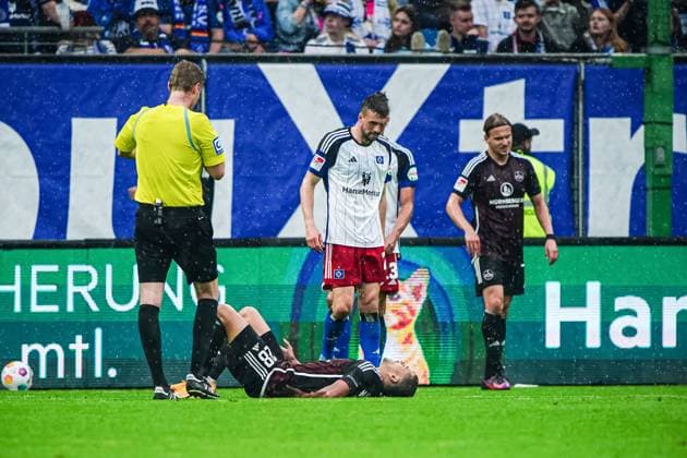 Injury Jan Gyamerah 1 FC Nuernberg, 28 GER, Hamburger SV vs 1 FC Nuernberg, Football, 2 Bundesliga, Matchday 34, Season 2023 2024, 19 05 2024 DFL REGULATIONS PROHIBIT ANY USE OF PHOTOGRAPHS AS IMAGE SEQUENCES AND OR QUASI VIDEO GER, Hamburger SV vs 1 FC Nuernberg, Football, 2 Bundesliga, Matchday 34, Season 2023 2024, 19 05 2024 Hamburg Copyright: xEibner-Pressefoto MarcelxvonxFehrnx EP_MFN