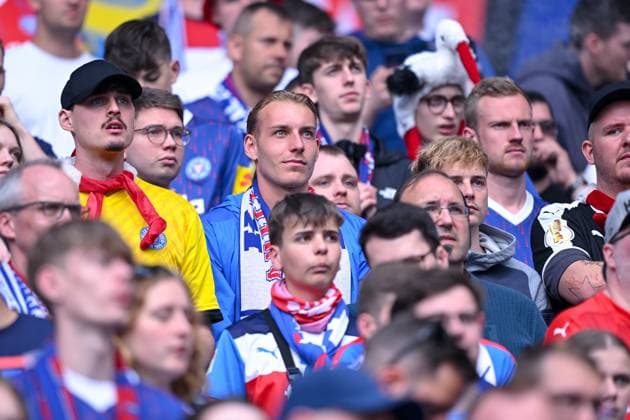 19 05 2024, Soccer, 2 Bundesliga, 34 Matchday Season 2023 2024, Hannover 96 Holstein Kiel, Timo Becker Holstein Kiel , Finn Porath Holstein Kiel in the fan block xRHR PHOTO TKx Copyright: RHR-FOTOx RHR-FOTO TK