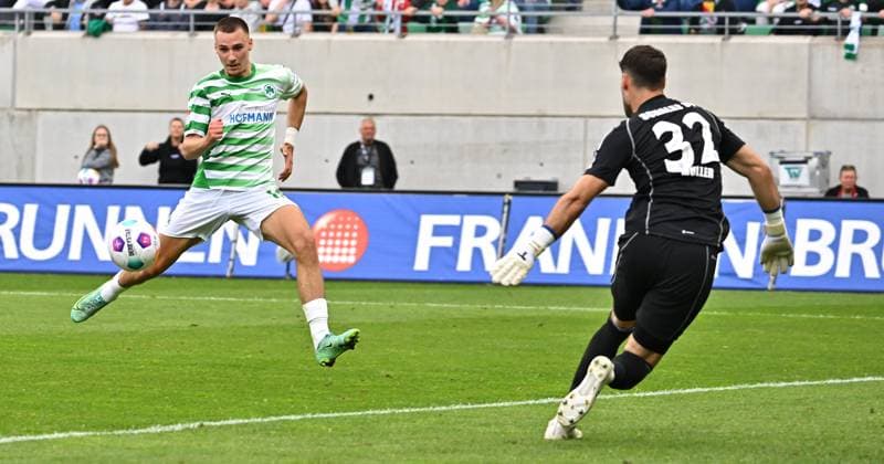 19 05 2024 Soccer Season 2023 2024 2 Soccer Bundesliga 34 Matchday SpVgg Greuther Fürth Kleeblatt FC Schalke 04 Sportfoto Zink xwoxzix DFL regulations prohibit any use of photographs as image sequences and or quasi video only for editorial use Tim Lemperle 19, SpVgg Greuther Fürth erzielt Treffer Tor Torschuß zum 2 0 gegen Marius Müller Mueller 32, FC Schalke 04 S04