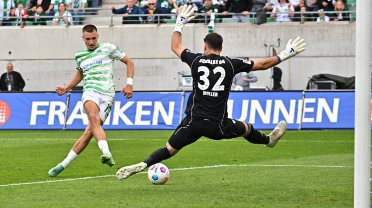 19 05 2024 Soccer Season 2023 2024 2 Soccer Bundesliga 34 Matchday SpVgg Greuther Fürth Kleeblatt FC Schalke 04 Sportfoto Zink xwoxzix DFL regulations prohibit any use of photographs as image sequences and or quasi video only for editorial use Tim Lemperle 19, SpVgg Greuther Fürth erzielt Treffer Tor Torschuß zum 2 0 gegen Marius Müller Mueller 32, FC Schalke 04 S04