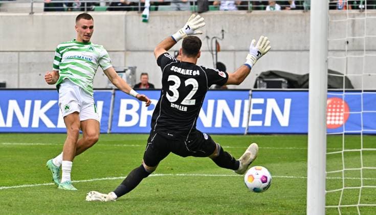 19 05 2024 Soccer Season 2023 2024 2 Soccer Bundesliga 34 Matchday SpVgg Greuther Fürth Kleeblatt FC Schalke 04 Sportfoto Zink xwoxzix DFL regulations prohibit any use of photographs as image sequences and or quasi video only for editorial use Tim Lemperle 19, SpVgg Greuther Fürth erzielt Treffer Tor Torschuß zum 2 0 gegen Marius Müller Mueller 32, FC Schalke 04 S04
