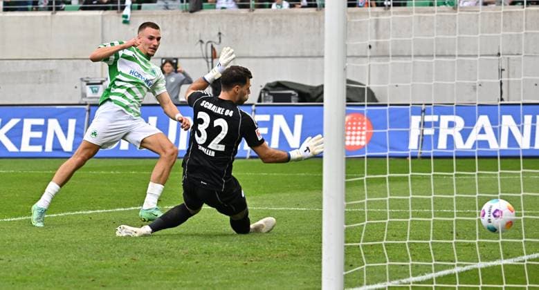19 05 2024 Soccer Season 2023 2024 2 Soccer Bundesliga 34 Matchday SpVgg Greuther Fürth Kleeblatt FC Schalke 04 Sportfoto Zink xwoxzix DFL regulations prohibit any use of photographs as image sequences and or quasi video only for editorial use Tim Lemperle 19, SpVgg Greuther Fürth erzielt Treffer Tor Torschuß zum 2 0 gegen Marius Müller Mueller 32, FC Schalke 04 S04