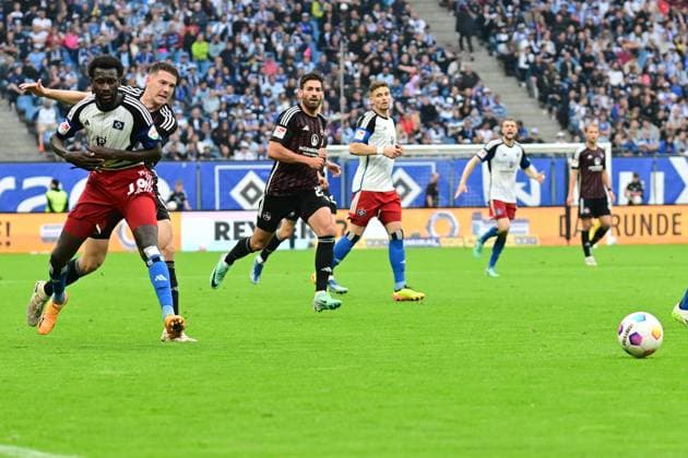 Soccer I Men I 2023 2024 I 2 Bundesliga I 34 Matchday I Hamburger SV 1 FC Nürnberg I 19 5 2024 Florian Flick 6, 1 FC Nürnberg slows down Bakery Jatta 18, Hamburger SV unsanft das gibt gelb Hamburg Volksparkstadion Hamburg Germany Copyright: xLobeca AndreasxHannigx
