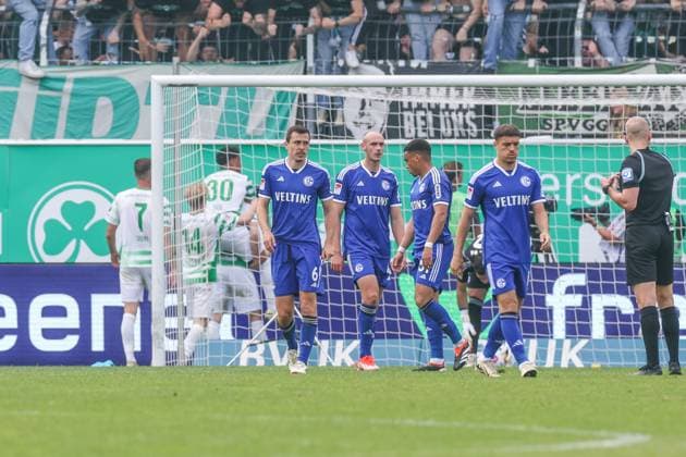 19 05 2024, Football, Season 2023 2024, 2 Bundesliga, Matchday 34, Greuther Fürth FC Schalke 04, f l Ron Schallenberg FC Schalke 04 , Henning Matriciani FC Schalke 04 , Steven van der Sloot FC Schalke 04 , Blendi Idrizi FC Schalke 04 Fürth Stadion am Ronhof Bayern Germany xRHR PHOTO TRx Copyright: TimxRehbein RHR-FOTOx RHR-FOTO TR