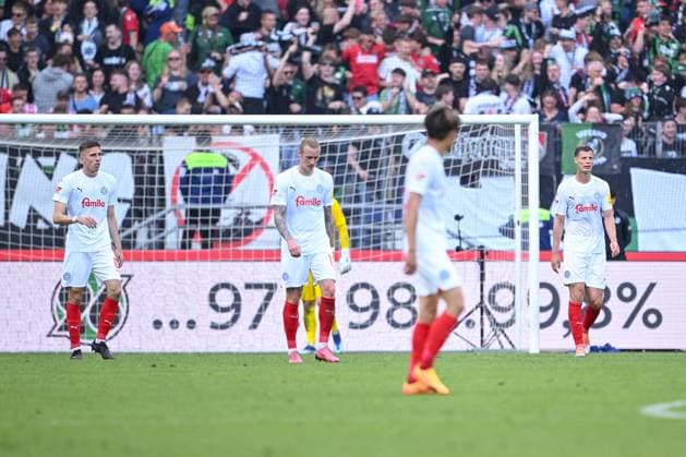 19 05 2024, Football, 2 Bundesliga, Matchday 34 Season 2023 2024, Hannover 96 Holstein Kiel, Holstein Kiel disappointed after conceding a goal Marvin Schulz Holstein Kiel , xRHR PHOTO TKx Copyright: RHR-FOTOx RHR-FOTO TK