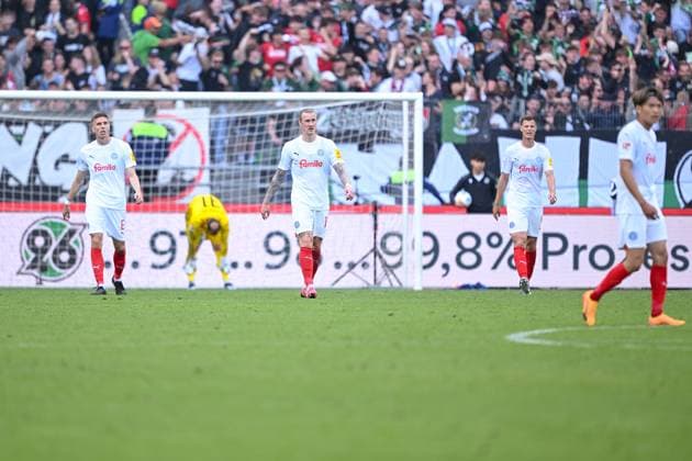 19 05 2024, Football, 2 Bundesliga, Matchday 34 Season 2023 2024, Hannover 96 Holstein Kiel, Holstein Kiel disappointed after conceding a goal Marvin Schulz Holstein Kiel , Patrick Erras Holstein Kiel xRHR PHOTO TKx Copyright: RHR-FOTOx RHR-FOTO TK