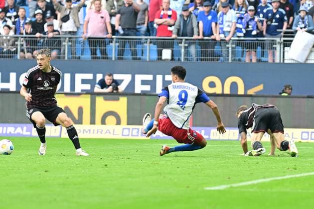 Soccer I Men I 2023 2024 I 2 Bundesliga I 34 Matchday I Hamburger SV 1 FC Nürnberg I 19 5 2024 Robert Glatzel 9, Hamburger SV is upended in the penalty area Penalty Hamburg Volksparkstadion Hamburg Germany Copyright: xLobeca AndreasxHannigx