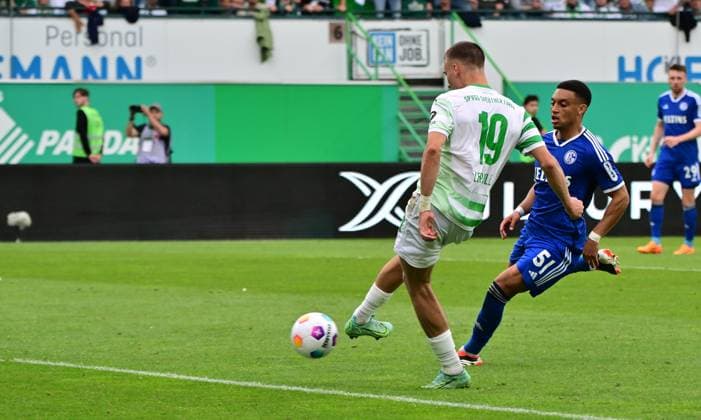 19 05 2024 Soccer Season 2023 2024 2 Soccer Bundesliga 34 Matchday SpVgg Greuther Fürth Kleeblatt FC Schalke 04 Sportfoto Zink MeZi xmexzix DFL regulations prohibit any use of photographs as image sequences and or quasi video only for editorial use Tim Lemperle 19, SpVgg Greuther Fürth erzielt Treffer Tor Torschuß zum 2 0