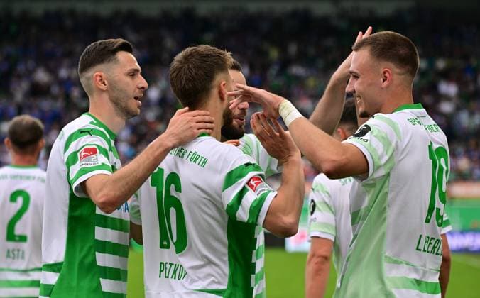 19 05 2024 Soccer Season 2023 2024 2 Soccer Bundesliga 34 Matchday SpVgg Greuther Fürth Kleeblatt FC Schalke 04 Sportfoto Zink MeZi xmexzix DFL regulations prohibit any use of photographs as image sequences and or quasi video only for editorial use Torjubel Jubel Freude nach Treffer Tor Torschuß zum 2 0 durch Tim Lemperle 19, SpVgg Greuther Fürth