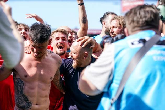 2024-05-19 PEC Zwolle v FC Twente - Dutch Eredivisie ZWOLLE, NETHERLANDS - MAY 19: Mees Hilgers of FC Twente, Michal Sadilek of FC Twente, Head-Coach Joseph Oosting of FC Twente celebrate the win during the Dutch Eredivisie match between PEC Zwolle and FC Twente at MAC3PARK stadion on May 19, 2024 in Zwolle, Netherlands. (Photo by Andre Weening BSR Agency) Zwolle Netherlands Content not available for redistribution in The Netherlands directly or indirectly through any third parties. Copyright: xBSRxAgencyx