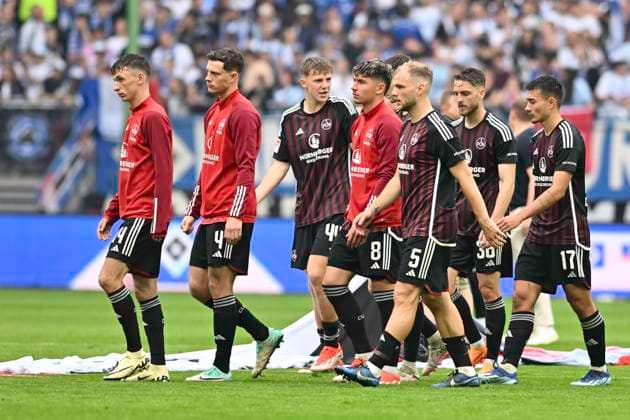 GER 2 FBL,, Hamburger SV vs 1 FC Nuernberg 19 05 2024, Volksparkstadion, Hamburg, GER 2 FBL, Hamburger SV vs 1 FC Nuernberg in the picture the team from Nuernberg leaves the heads hanging nordphotoxGmbH xWitke nph00002