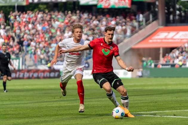 Jann Fiete Arp Holstein Kiel, 20 , Phil Neumann Hannover 96, 05 GER, Hannover 96 vs Holstein Kiel, Football, 2 Bundesliga, Matchday 34, Season 2023 2024, 19 05 2024 DFL REGULATIONS PROHIBIT ANY USE OF PHOTOGRAPHS AS IMAGE SEQUENCES AND OR QUASI VIDEO Hannover 96 vs Holstein Kiel, Football, 2 Bundesliga, Matchday 34, Season 2023 2024, 19 05 2024 Hannover Copyright: xEibner-Pressefoto FabioxDeinertx EP_FDT