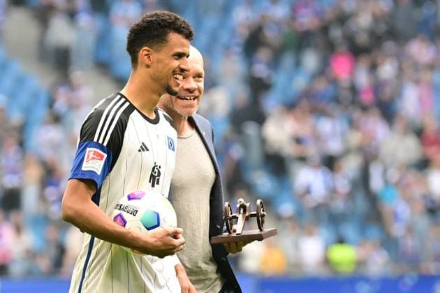 Soccer I Men I 2023 2024 I 2 Bundesliga I 34 Matchday I Hamburger SV 1 FC Nürnberg I 19 5 2024 Match ball secured and goal scorers crown awarded Robert Glatzel 9, Hamburger SV Hamburg Volksparkstadion Hamburg Germany Copyright: xLobeca AndreasxHannigx