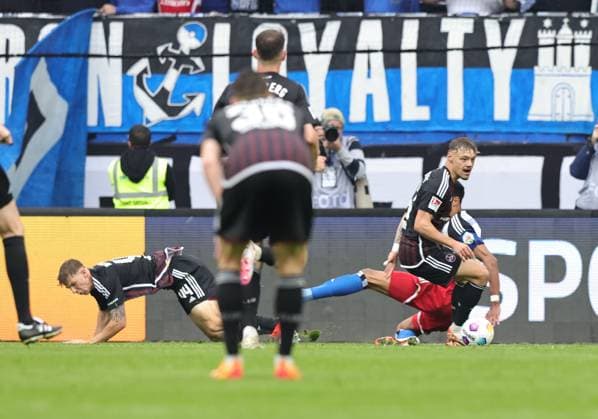 19 05 2024 Soccer Season 2023 2024 2 Soccer Bundesliga 34 Matchday Hamburger SV HSV 1 FC Nürnberg FCN Club Sportfoto Zink DaMa xdaxmax DFL regulations prohibit any use of photographs as image sequences and or quasi video only for editorial use Finn Jeltsch 44, 1 FC Nürnberg FCN Jannik Hofmann 43, 1 FC Nürnberg FCN with foul on Robert Glatzel 9, Hamburger SV HSV