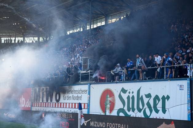 19 05 2024, xtgx, Football 2 Bundesliga, FC Hansa Rostock SC Paderborn 07, v l riots, riot, pyro, disappointed, looks disappointed, disappointed DFLB DFB REGULATIONS PROHIBIT ANY USE OF PHOTOGRAPHS as IMAGE SEQUENCES and or QUASI VIDEO Rostock