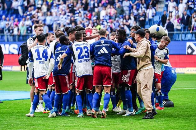Players celebrate Robert Glatzel Hamburger SV, 09 fuer Torjaegerkanone GER, Hamburger SV vs 1 FC Nuernberg, Football, 2 Bundesliga, Matchday 34, Season 2023 2024, 19 05 2024 DFL REGULATIONS PROHIBIT ANY USE OF PHOTOGRAPHS AS IMAGE SEQUENCES AND OR QUASI VIDEO GER, Hamburger SV vs 1 FC Nuernberg, Football, 2 Bundesliga, Matchday 34, Season 2023 2024, 19 05 2024 Hamburg Copyright: xEibner-Pressefoto MarcelxvonxFehrnx EP_MFN