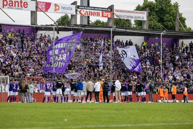 VfL Osnabrück vs Hertha BSC Osnabrück, 19 05 2024 Fans of VfL Osnabrück and The team of VfL Osnabrück say goodbye 2 Soccer Bundesliga 34 Matchday VfL Osnabrück vs Hertha BSC, Stadion Bremer Brücke on 19 05 2024 DFB DFL REGULATIONS PROHIBIT ANY USE OF PHOTOGRAPHS AS IMAGE SEQUENCES AND OR QUASI VIDEO Copyright: xBEAUTUFULxSports Richterx