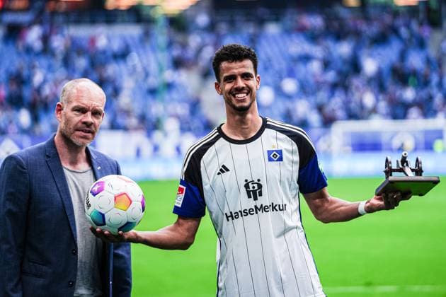 Robert Glatzel Hamburger SV, 09 gets Torjaegerkanone GER, Hamburger SV vs 1 FC Nuernberg, Football, 2 Bundesliga, Matchday 34, Season 2023 2024, 19 05 2024 DFL REGULATIONS PROHIBIT ANY USE OF PHOTOGRAPHS AS IMAGE SEQUENCES AND OR QUASI VIDEO GER, Hamburger SV vs 1 FC Nuernberg, Football, 2 Bundesliga, Matchday 34, Season 2023 2024, 19 05 2024 Hamburg Copyright: xEibner-Pressefoto MarcelxvonxFehrnx EP_MFN