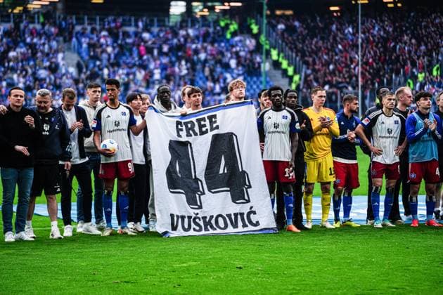 Hamburger SV celebrates with the fans after victory end of match GER, Hamburger SV vs 1 FC Nuernberg, Football, 2 Bundesliga, Matchday 34, Season 2023 2024, 19 05 2024 DFL REGULATIONS PROHIBIT ANY USE OF PHOTOGRAPHS AS IMAGE SEQUENCES AND OR QUASI VIDEO GER, Hamburger SV vs 1 FC Nuernberg, Football, 2 Bundesliga, Matchday 34, Season 2023 2024, 19 05 2024 Hamburg Copyright: xEibner-Pressefoto MarcelxvonxFehrnx EP_MFN