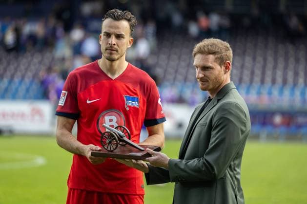 Sport Themen der Woche KW21 Sport Bilder des Tages VfL Osnabrück vs. Hertha BSC; Osnabrück, 19.05.2024 Haris Tabakovic (Hertha BSC) erhält die Torschützenkanone 2. Fußball Bundesliga 34. Spieltag: VfL Osnabrück vs. Hertha BSC, Stadion Bremer Brücke am 19.05.2024. DFB DFL REGULATIONS PROHIBIT ANY USE OF PHOTOGRAPHS AS IMAGE SEQUENCES AND OR QUASI-VIDEO. *** VfL Osnabrück vs Hertha BSC Osnabrück, 19 05 2024 Haris Tabakovic Hertha BSC, 25 receives the scorers award 2 Soccer Bundesliga 34 Matchday VfL Osnabrück vs Hertha BSC, Stadion Bremer Brücke on 19 05 2024 DFB DFL REGULATIONS PROHIBIT ANY USE OF PHOTOGRAPHS AS IMAGE SEQUENCES AND OR QUASI VIDEO Copyright: xBEAUTUFULxSports Richterx